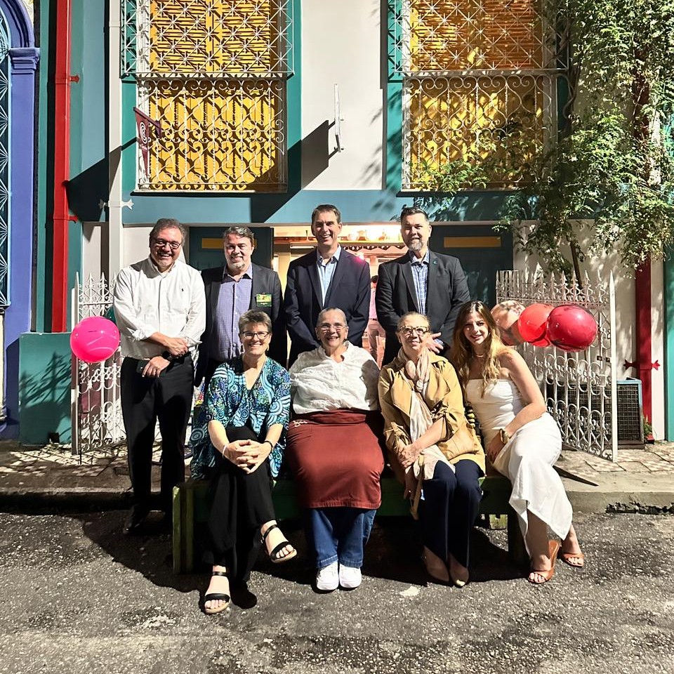 Jorge Soto from Braskem and ERM Team, Ricardo Zibas, Tom Reichert, Paulo Santos, Linden Edgell, Alexandra Guaqueta and Amanda Graue join the chef Oriana Bittar ahead of the ERM client reception at COP30.